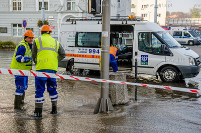 Gdansk. Awaria sieci wodociagowej na skrzyzowaniu ulic...