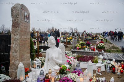 Gdańsk. Cmentarz Łostowicki. Dzień Wszystkich Świętych....