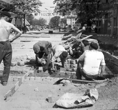 Remont ul. Bohaterow Monte Cassino w Sopocie. 05.1966...
