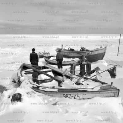 Dzieci z plazy w Gdańsku Brzeźnie patrzą na skutą...