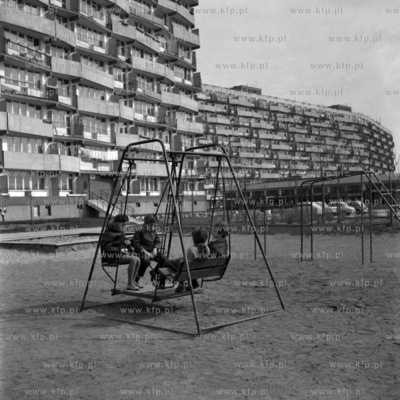 Dzieci na placu zabaw przed falowcem w Gdańsku Przymorzu....