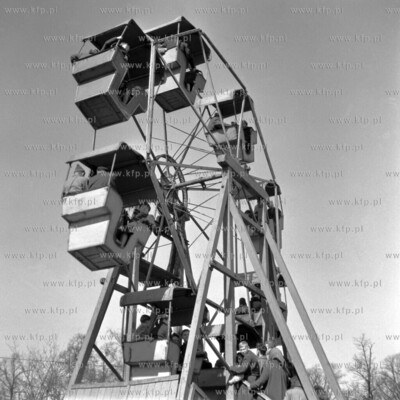 Karuzela na festynie zorganizowanym na placu Zebrań...