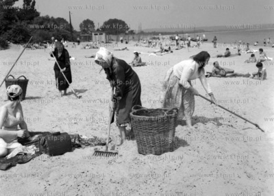 Sprzątanie plaży. (Lata60).
1962
0006764z
Fot. Zbigniew...