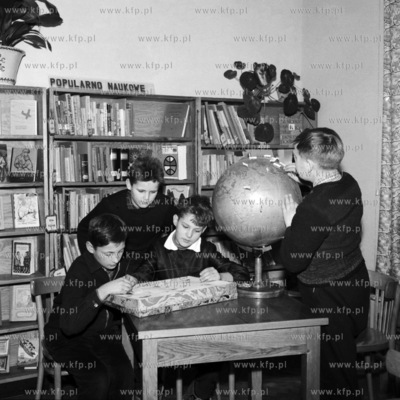Młodzież szkolna w szkolnej bibliotece. 
1962
0008487z
Fot....