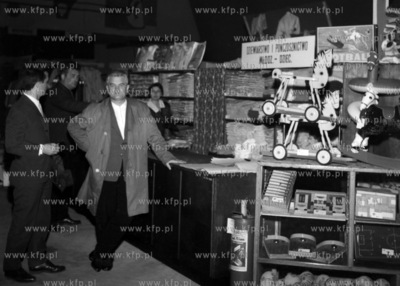W sklepie z zabawkami. (lata60).19650008114zFot....