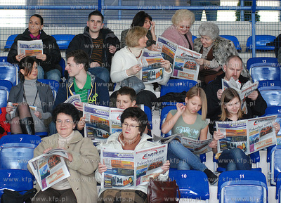 Hala Widowiskowo - Sportowa MOSiR w Rumi. Widzowie...
