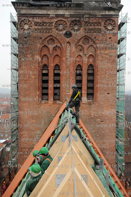 Kosciol sw. Katarzyny, Gdansk. Prace dekarskie na dachu...