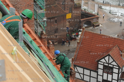 Kosciol sw. Katarzyny, Gdansk. Prace dekarskie na dachu...