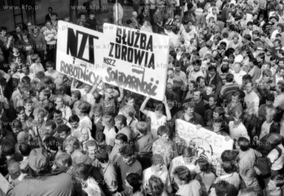 Wyjscie ze Stoczni Gdanskiej strajkujacych po zakonczonym...
