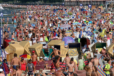 Tlumy na kolobrzeskiej plazy. 08.08.2009 fot. Przemyslaw...