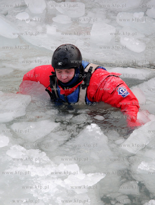 Gdynia, port jachtowy. Jak przetrwac na zamarznietym...