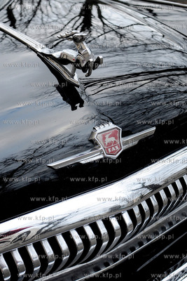 Czarna Wolga stojaca przed gmachem Dowodztwa Marynarki...