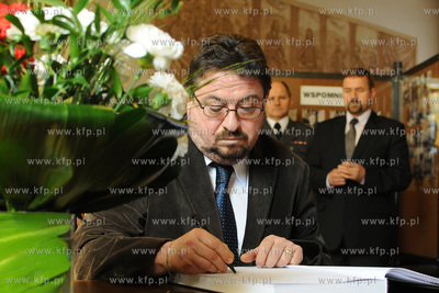 Wejherowo. W wejherowskim ratuszu wylozono ksiege kondolencyjna...