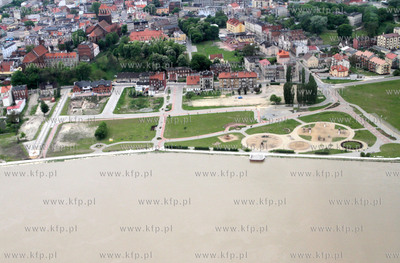 Tczew. Przekroczony stan alarmowy wody w Wisle, spowodowany...