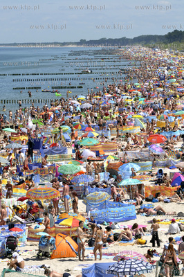 Tlum plazowiczow w samo poludnie na plazy w Mielnie.
04.07.2010
Fot....