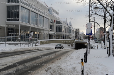 Sopot. Kolejne opady sniegu zasypaly Sopot. Nz. Dom...