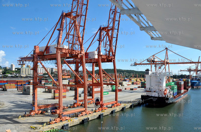 Gdynia. Baltycki Terminal Kontenerowy.Nz. rozladunek...