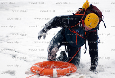 Gdynia, Marina. Zajecia z autoratownictwa na lodzie...