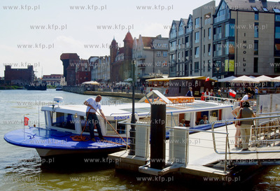 Gdansk. Tramwaj wodny cumuje do przystanku przy Targu...