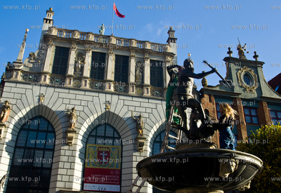 Gdansk, Dlugi Targ. Neptun odzyskal lewa reke, ktora...