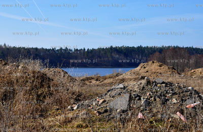 Koscierzyna. Nielegalne wyrobisko piachu i dzikie wysypisko...