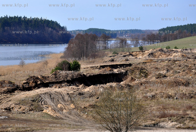 Koscierzyna. Nielegalne wyrobisko piachu i dzikie wysypisko...