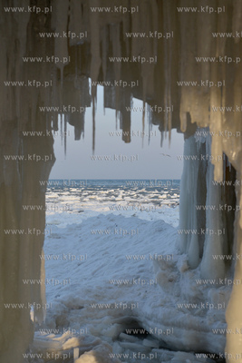 Gdynia Orlowo w zimowej szacie. Oblodzone filary orlowskiego...