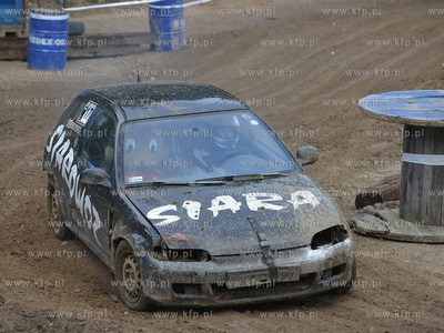 ZYWE TRUPY GRASOWAŁY W KOLIBKACH. Kolejna 14. juz...