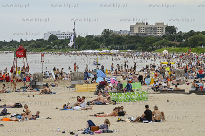 Sopot. Plaza w sezonie pelna plazowiczow i parawanow....