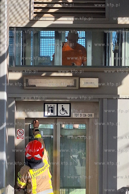 Mężczyzna utknął w windzie na przystanku SKM Rumia...