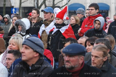 Gdynianie kibicuja przed ustawionym na Placu Grunwaldzkim...