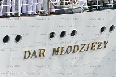 Dar Młodzieży wpływa do Nabrzeża Pomorskiego w...