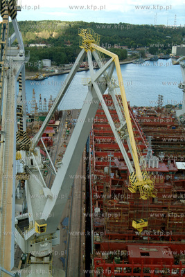 Stocznia Gdynia, widok z suwnicy. W dole suchy dok...