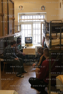 Areszt Sledczy w Gdansku. Wiezniowie ogladajacy w telewizji...