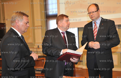 W siedzibie Rady Miasta Gdanska podpisano umowe pomiedzy...