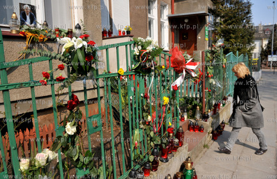 Gdansk Wrzeszcz. Znicze i kwiaty pod biurem poselskim...