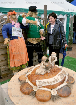 Kaszubskie dozynki powiatu kartuskiego w Zukowie. Bochen...