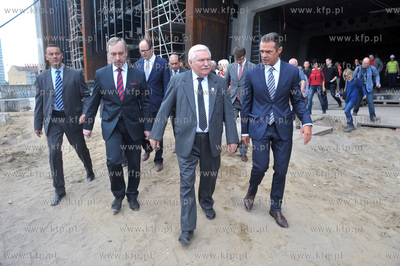 Lech Walesa na budowie ECS. Bylemu prezydentowi towarzyszyli...