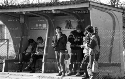 Przystanek autobusowy w Szemudzie na Kaszubach. 1991...