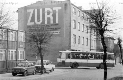 Kartuzy na Kaszubach. Na elewacji budynku reklama ZURT...