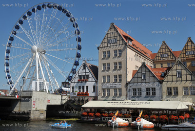 Wielkie kolo widokowe stanelo na Wyspie Spichrzow w...