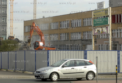 Gdansk. Wyburzanie starych budynkow pod budowe nowych...