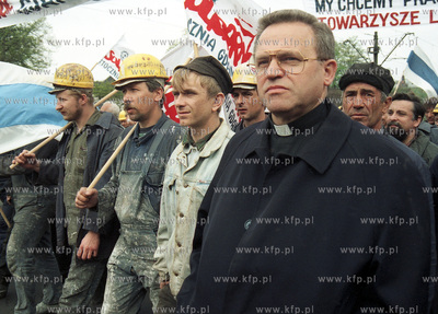 Ksiadz pralat Henryk Jankowski na czele pochodu stoczniowcow...