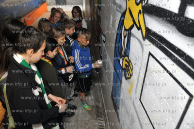 Gdansk Orunia. Akcja spoleczna malowania tunelu po...
