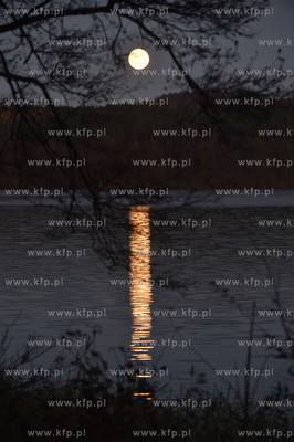 Borzestowska Huta na Kaszubach. Tzw. superksiężyc....