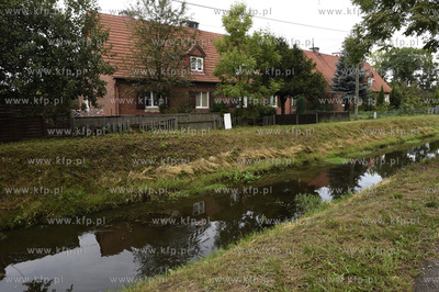 Gdańsk Stogi. Ul. Kaczeńce i kanał melioracyjny....