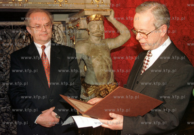 prof Zbigniew Grzonka otrzymuje nagrode Jana Heweliusza25.02.2000fot....