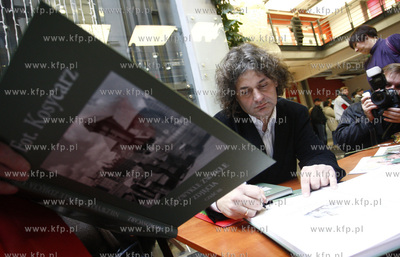 Gdansk. Centrum Handlowe Manhattan. Promocja albumu...