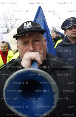 Gdansk. Pikieta przed Urzedem Wojewodzkim sluzb mundurowych...