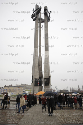 Gdansk. Pomnik Poleglych Stoczniowcow. Stoczniowcy...